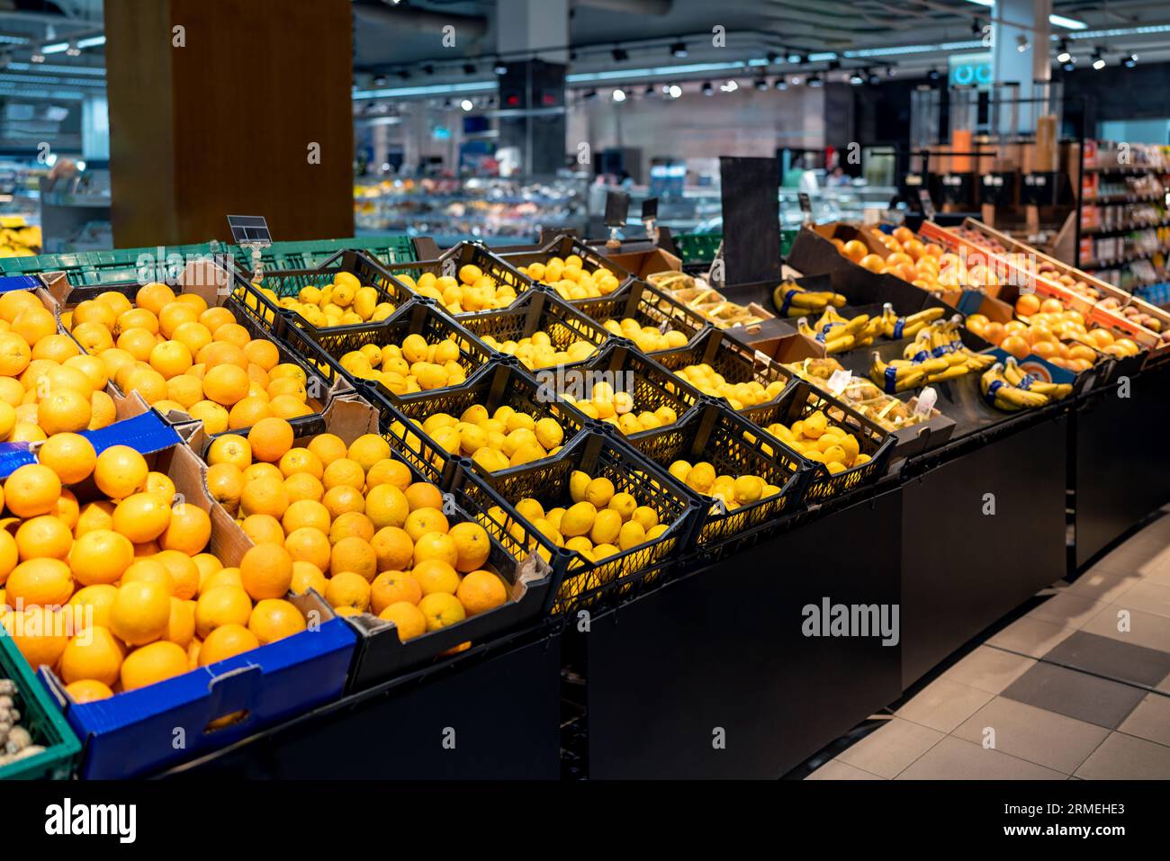 Orangen zitronen essen -Fotos und -Bildmaterial in hoher Auflösung – Alamy