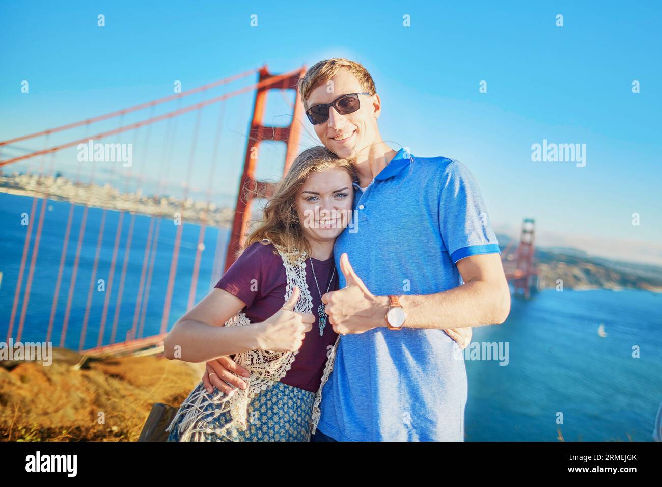 Ein romantisches Paar, das ein Date in San Francisco, Kalifornien, USA hat. Golden Gate Bridge im Hintergrund Stockfoto