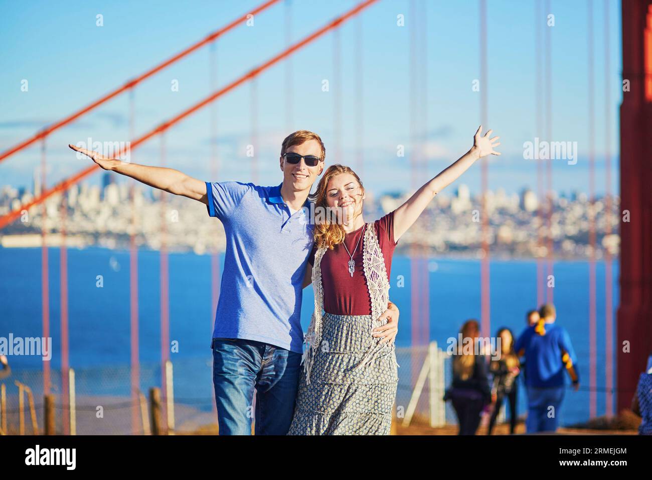 Ein romantisches Paar, das ein Date in San Francisco, Kalifornien, USA hat. Golden Gate Bridge im Hintergrund Stockfoto