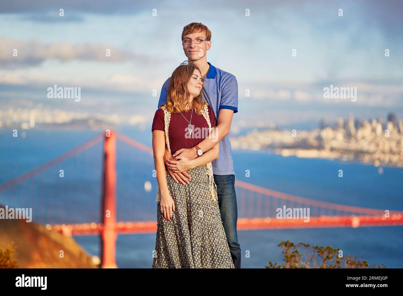 Ein romantisches Paar, das ein Date in San Francisco, Kalifornien, USA hat. Golden Gate Bridge im Hintergrund Stockfoto