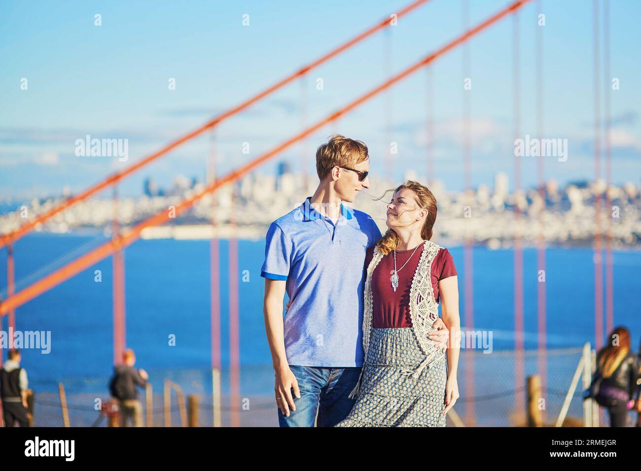 Ein romantisches Paar, das ein Date in San Francisco, Kalifornien, USA hat. Golden Gate Bridge im Hintergrund Stockfoto