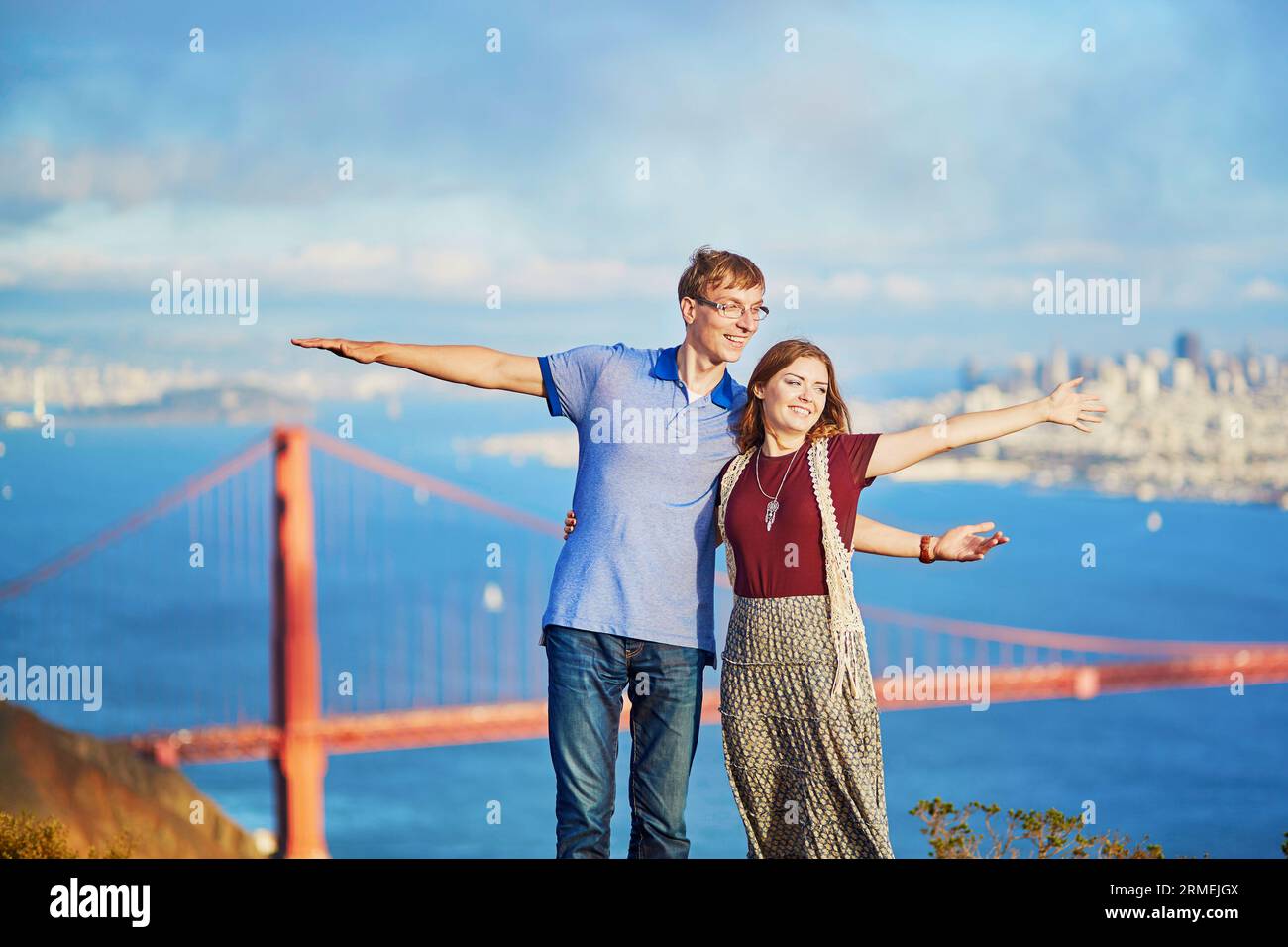 Ein romantisches Paar, das ein Date in San Francisco, Kalifornien, USA hat. Golden Gate Bridge im Hintergrund Stockfoto