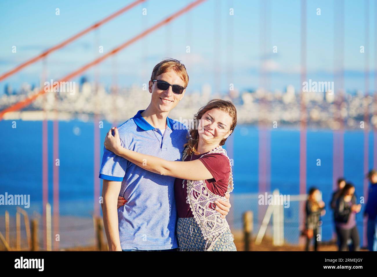 Ein romantisches Paar, das ein Date in San Francisco, Kalifornien, USA hat. Golden Gate Bridge im Hintergrund Stockfoto