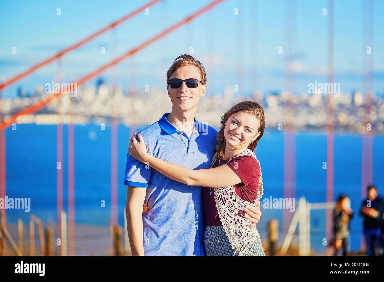 Ein romantisches Paar, das ein Date in San Francisco, Kalifornien, USA hat. Golden Gate Bridge im Hintergrund Stockfoto