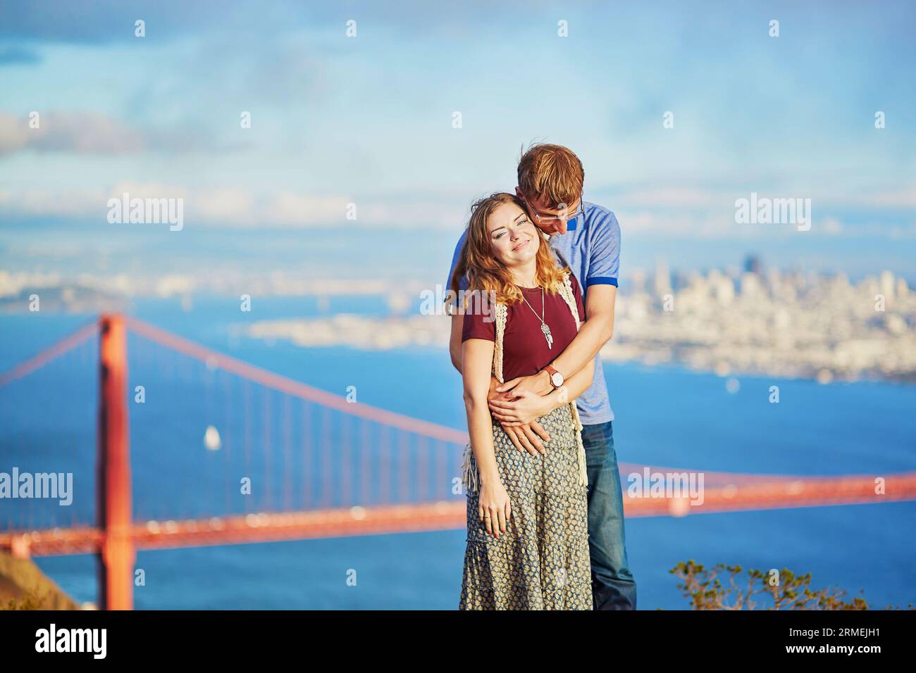 Ein romantisches Paar, das ein Date in San Francisco, Kalifornien, USA hat. Golden Gate Bridge im Hintergrund Stockfoto
