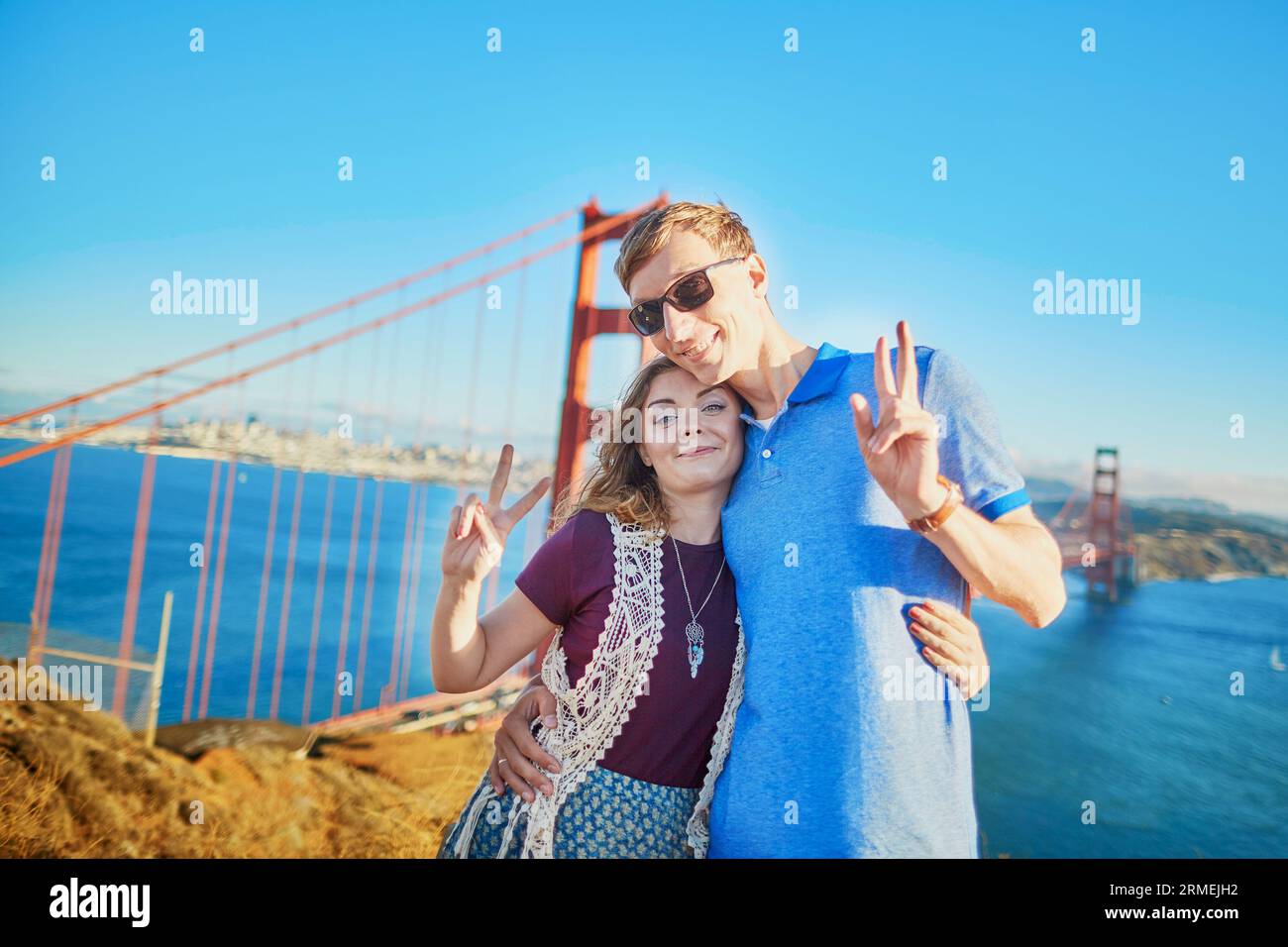 Ein romantisches Paar, das ein Date in San Francisco, Kalifornien, USA hat. Golden Gate Bridge im Hintergrund Stockfoto