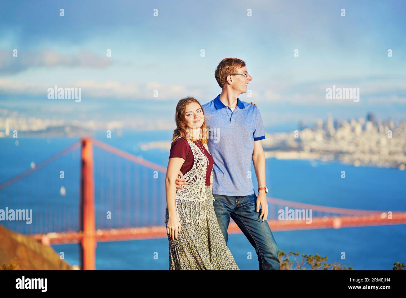 Ein romantisches Paar, das ein Date in San Francisco, Kalifornien, USA hat. Golden Gate Bridge im Hintergrund Stockfoto