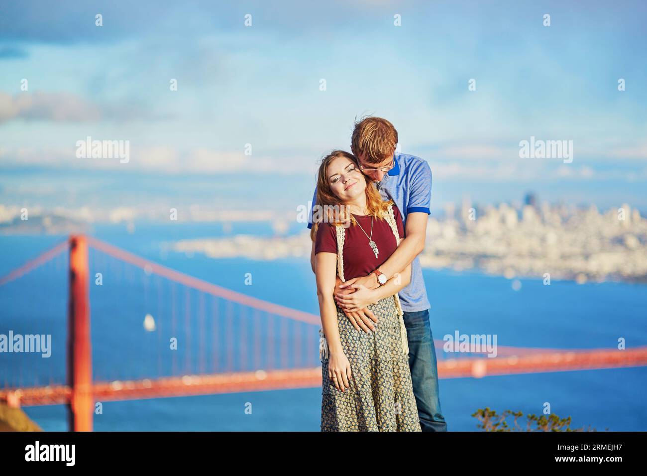 Ein romantisches Paar, das ein Date in San Francisco, Kalifornien, USA hat. Golden Gate Bridge im Hintergrund Stockfoto