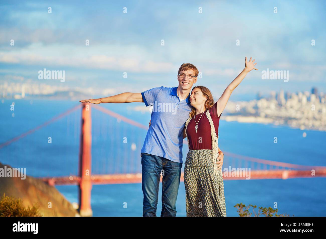 Ein romantisches Paar, das ein Date in San Francisco, Kalifornien, USA hat. Golden Gate Bridge im Hintergrund Stockfoto