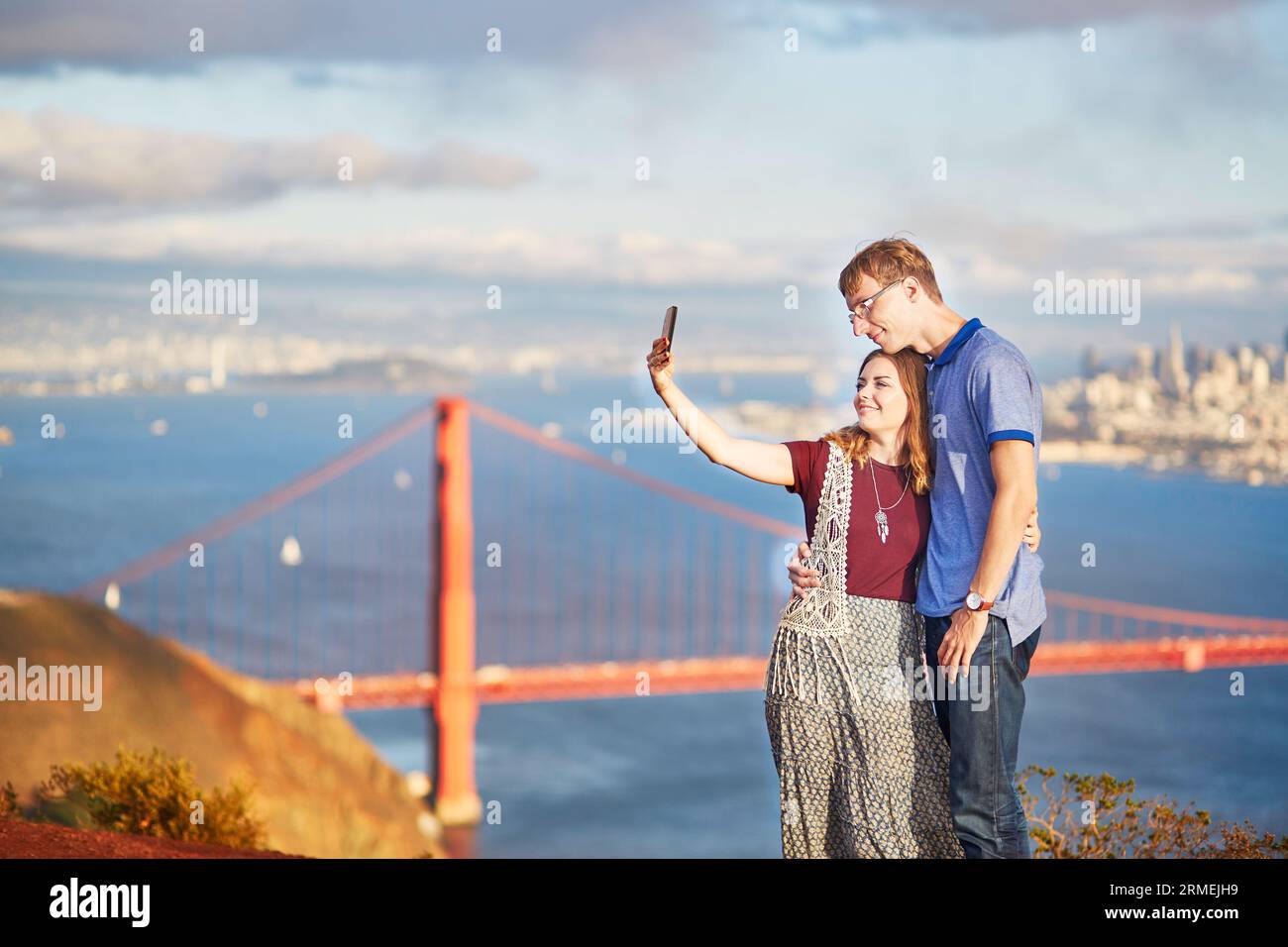 Ein romantisches Paar macht Selfie in San Francisco, Kalifornien, USA. Golden Gate Bridge im Hintergrund Stockfoto