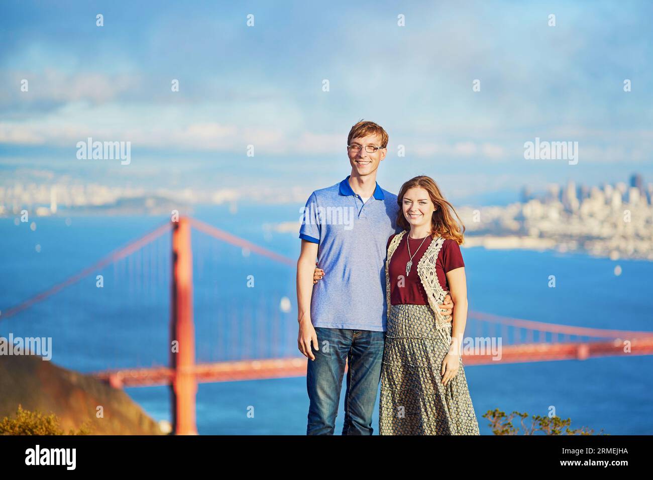 Ein romantisches Paar, das ein Date in San Francisco, Kalifornien, USA hat. Golden Gate Bridge im Hintergrund Stockfoto