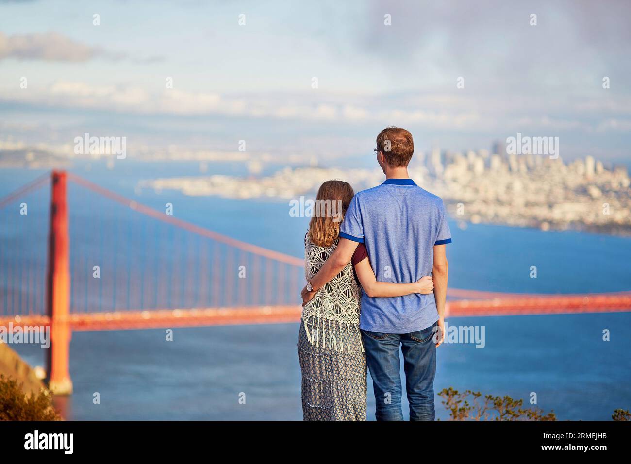 Ein romantisches Paar, das ein Date in San Francisco, Kalifornien, USA hat. Golden Gate Bridge im Hintergrund Stockfoto