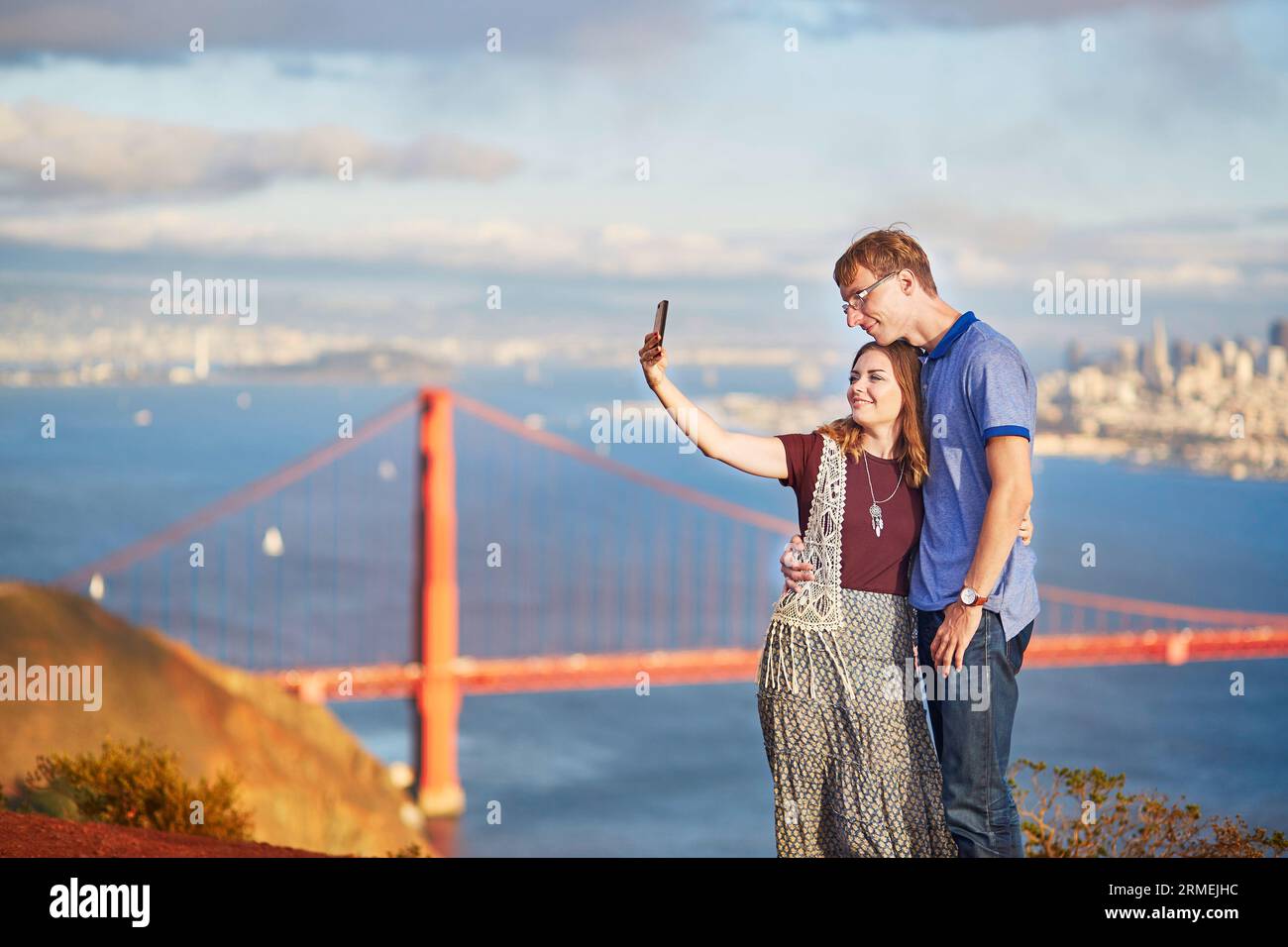 Ein romantisches Paar macht Selfie in San Francisco, Kalifornien, USA. Golden Gate Bridge im Hintergrund Stockfoto