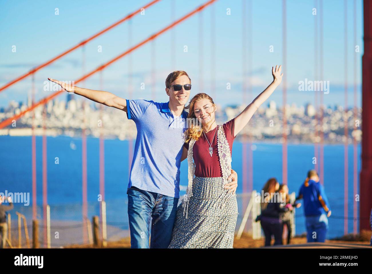 Ein romantisches Paar, das ein Date in San Francisco, Kalifornien, USA hat. Golden Gate Bridge im Hintergrund Stockfoto