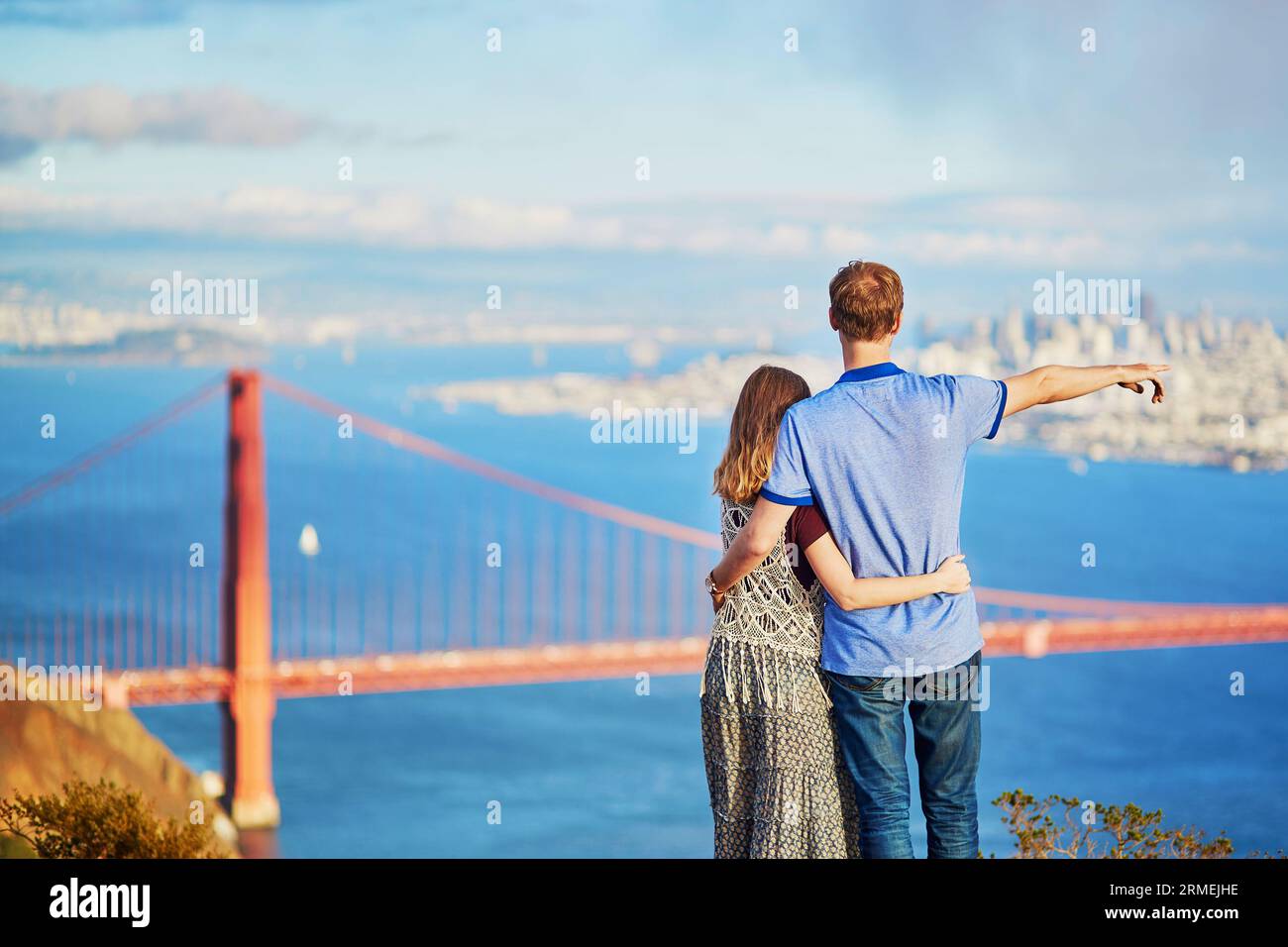 Ein romantisches Paar, das ein Date in San Francisco, Kalifornien, USA hat. Golden Gate Bridge im Hintergrund Stockfoto