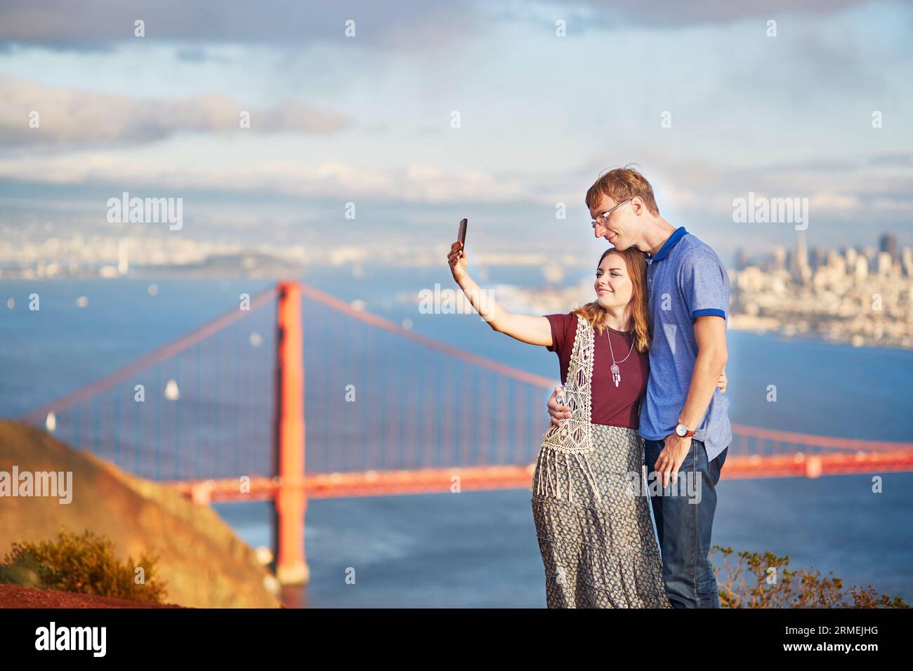 Ein romantisches Paar macht Selfie in San Francisco, Kalifornien, USA. Golden Gate Bridge im Hintergrund Stockfoto