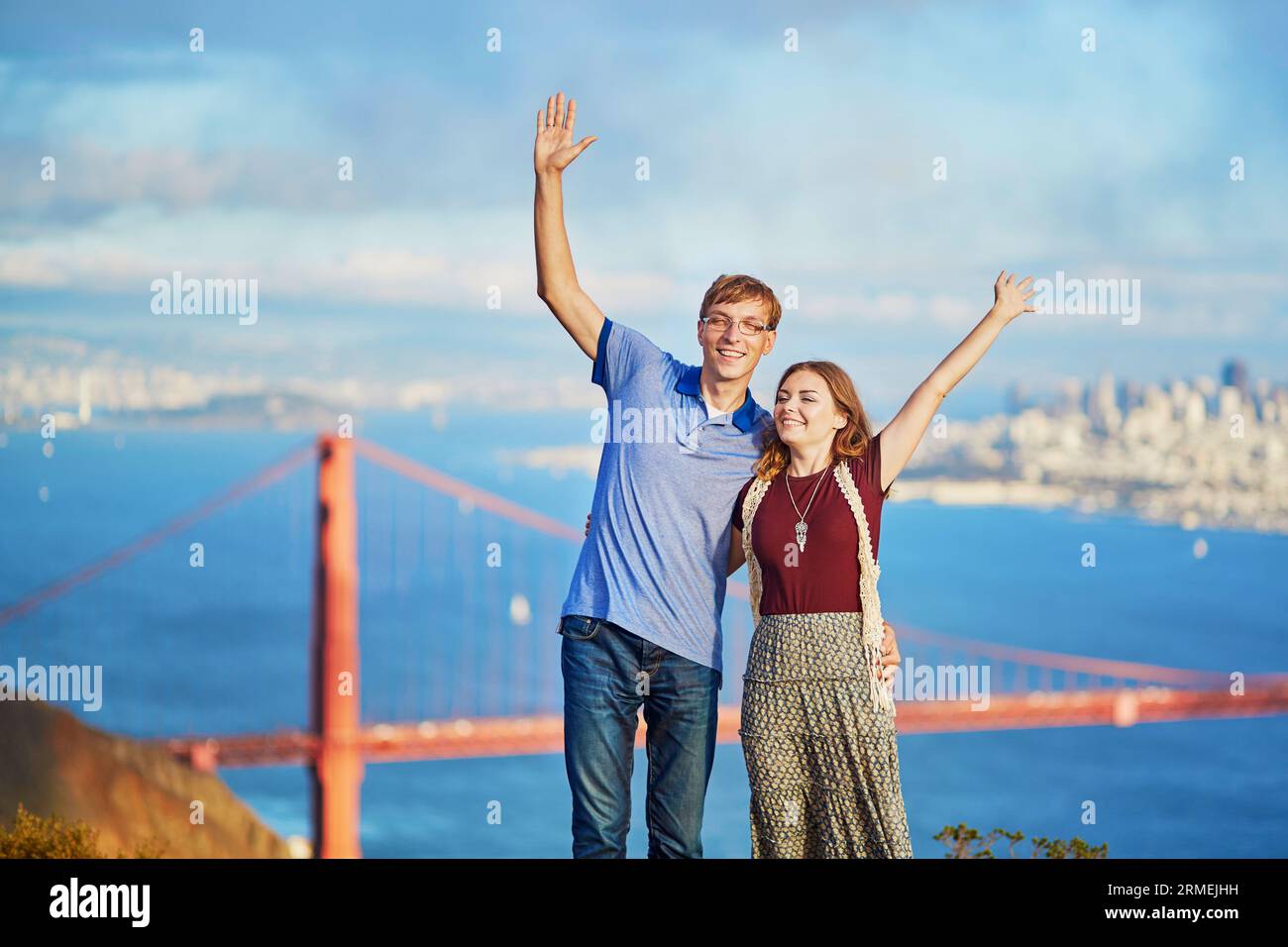 Ein romantisches Paar, das ein Date in San Francisco, Kalifornien, USA hat. Golden Gate Bridge im Hintergrund Stockfoto