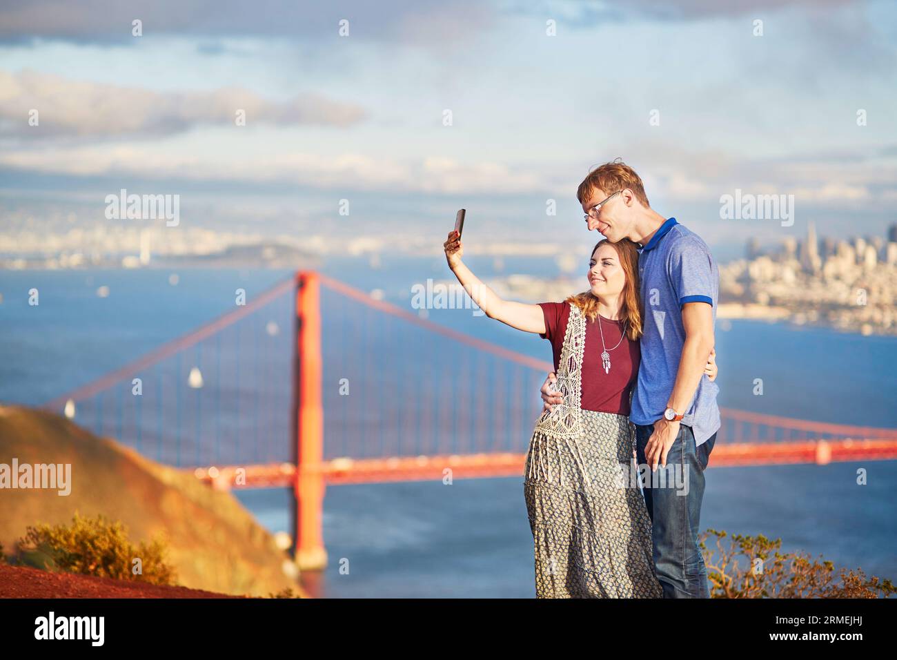 Ein romantisches Paar macht Selfie in San Francisco, Kalifornien, USA. Golden Gate Bridge im Hintergrund Stockfoto