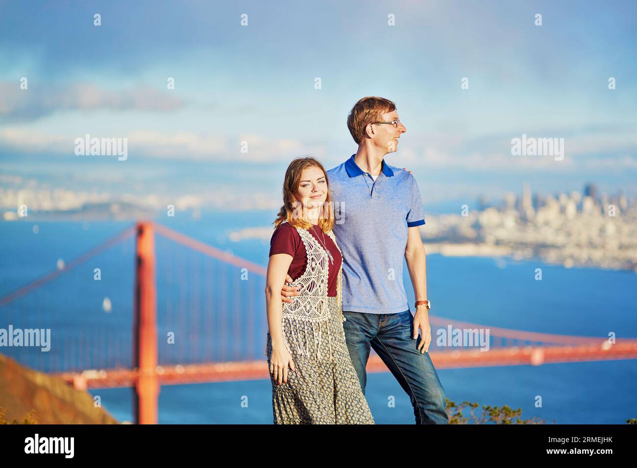 Ein romantisches Paar, das ein Date in San Francisco, Kalifornien, USA hat. Golden Gate Bridge im Hintergrund Stockfoto