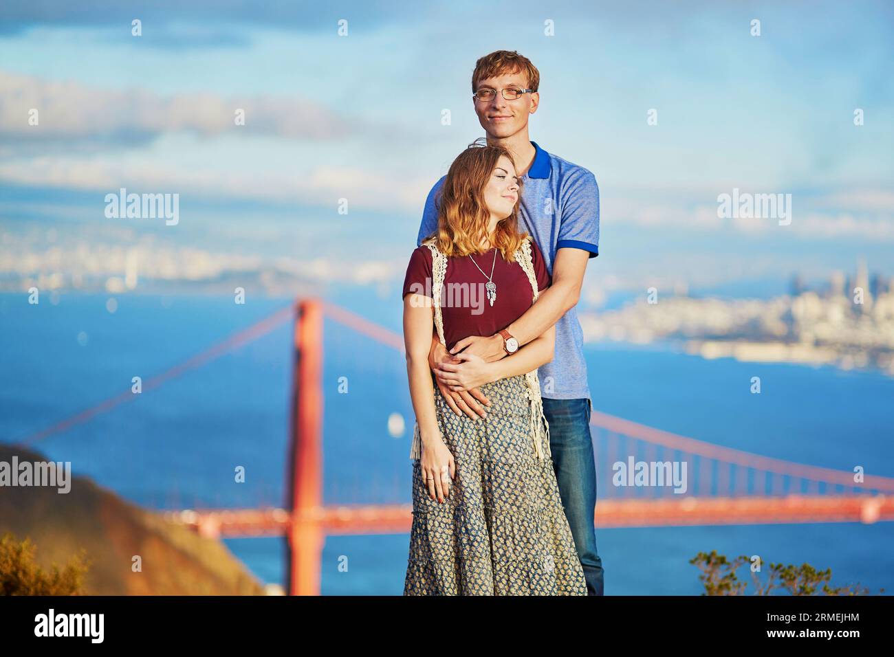 Ein romantisches Paar, das ein Date in San Francisco, Kalifornien, USA hat. Golden Gate Bridge im Hintergrund Stockfoto