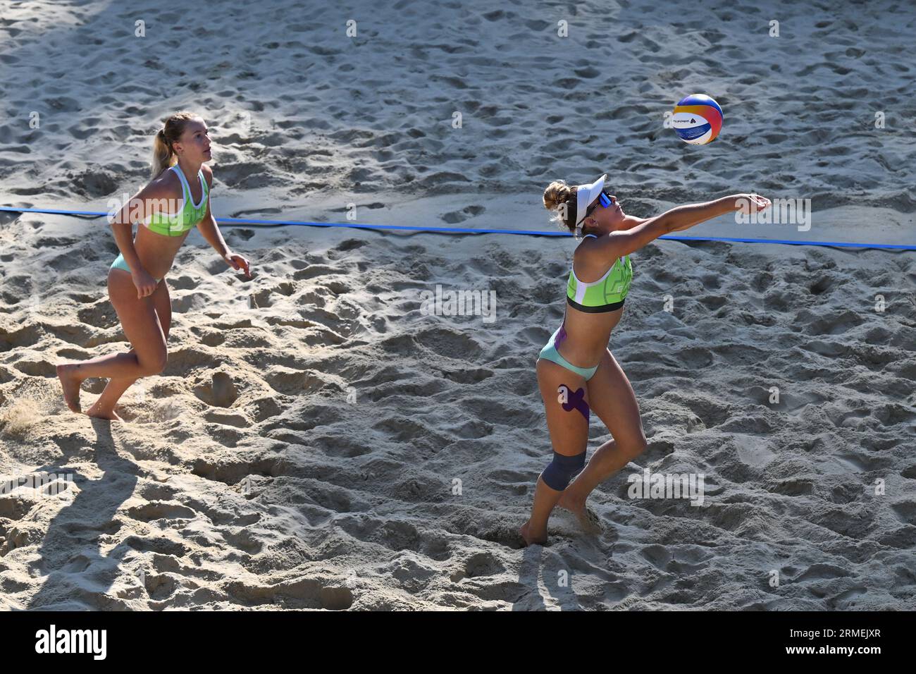 L-R Zuzana Reginova und Kristina Harmanova (SVK) in Aktion während des Brünn Beach Pro 2023 Turniers, Teil der Beach Pro Tour World Series, auf A Stockfoto