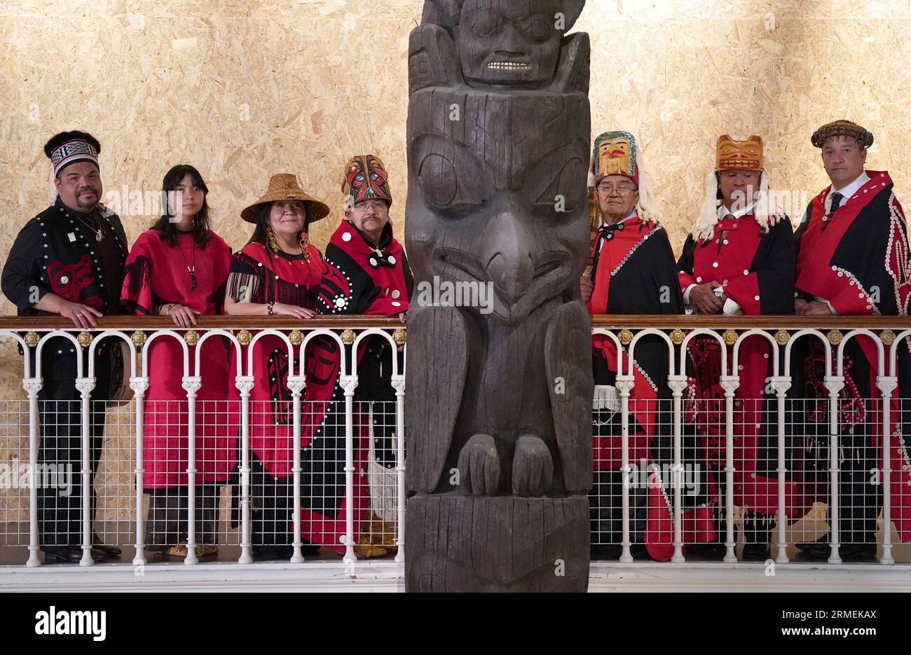 Earl Stephen's (der den Nisga'a-Kulturnamen Chief Ni'is Joohl trägt) mit einer Delegation der Nisga'a-Nation neben dem 11 Meter hohen Gedenkpfahl während eines Besuchs im National Museum of Scotland in Edinburgh, bevor der 11 Meter hohe Gedenkpfahl in das heutige British Columbia zurückkehrt. Die Regierung von Nisga'a Lisims (NLG) und die National Museums Scotland (NMS) gaben letzten Monat bekannt, dass der Gedenkpfahl des Hauses Ni'isjoohl im September in das Nass Valley zurückkehren wird. Bilddatum: Montag, 28. August 2023. Stockfoto