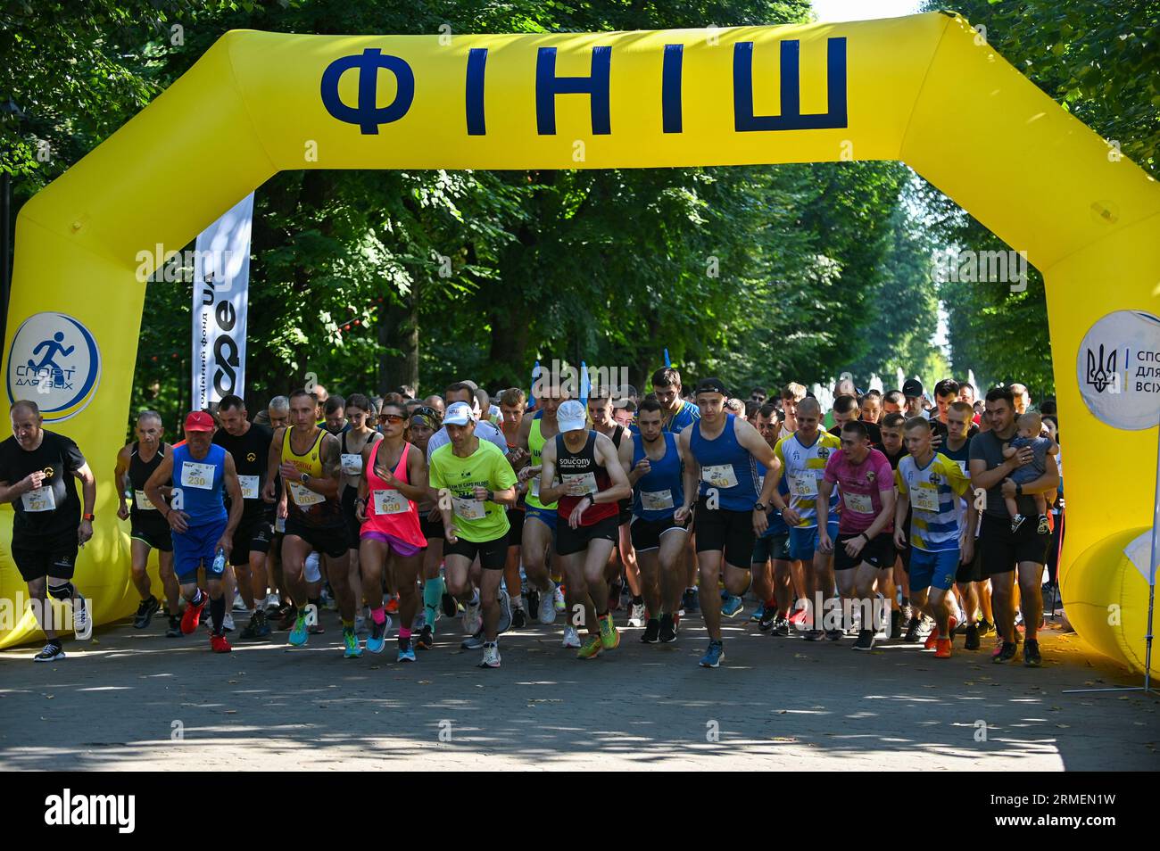 LVIV, UKRAINE - 26. AUGUST 2023 - die Läufer starten bei einem 5-km-Rennen während der I Honour Warriors, I Run for the Heroes of Ukraine nat von der Startlinie Stockfoto