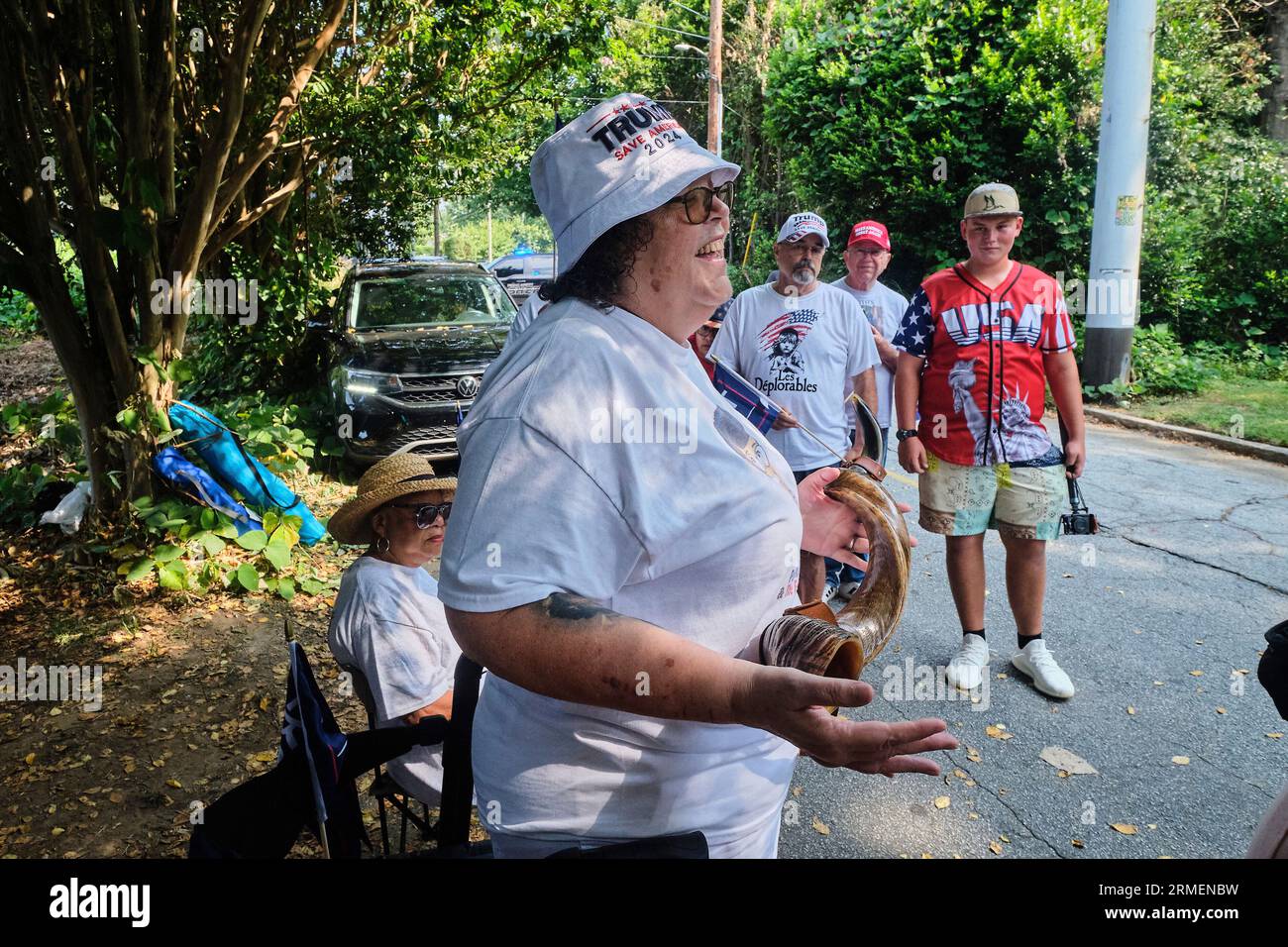 ATLANTA, GA. 24. AUGUST 2023 - Unterstützer des ehemaligen US-Präsidenten Donald J. Trump treffen sich vor dem Gefängnis von Fulton County in Atlanta, Georgia, wo er sich am Nachmittag im Gefängnis ergeben soll und am 24. August 2023 zum ersten Mal seinen Schuss schießen lassen wird. Kredit: Carlos Escalona/CNP Stockfoto