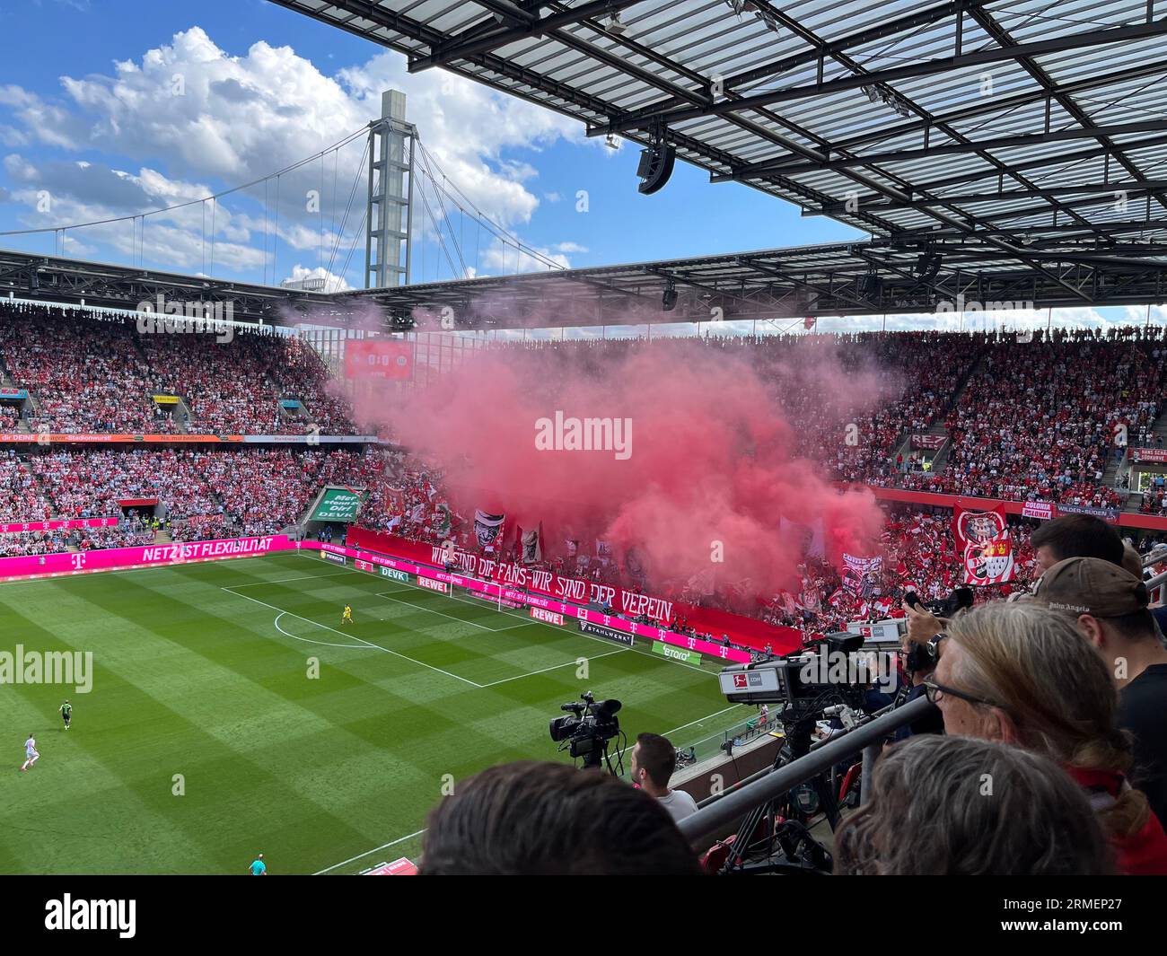 Pyrotechnik von Fans während eines Bundesliga-Fußballspiels Stockfoto