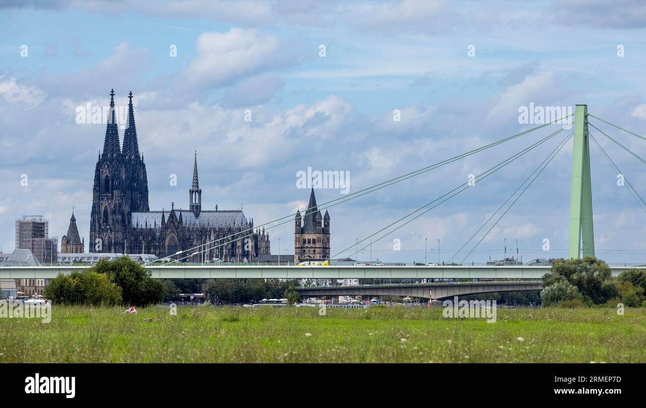 Kölner Dom dominiert die Skyline der Stadt Stockfoto