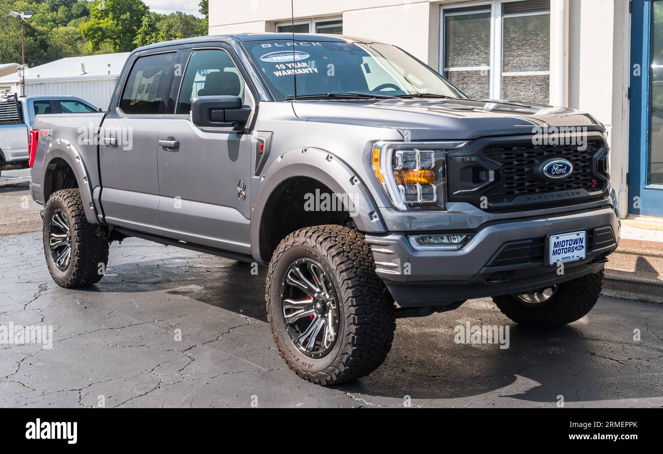 Ein neuer viertüriger Ford Black Widow Pickup-Lkw zum Verkauf bei einem Händler in Warren, Pennsylvania, USA Stockfoto