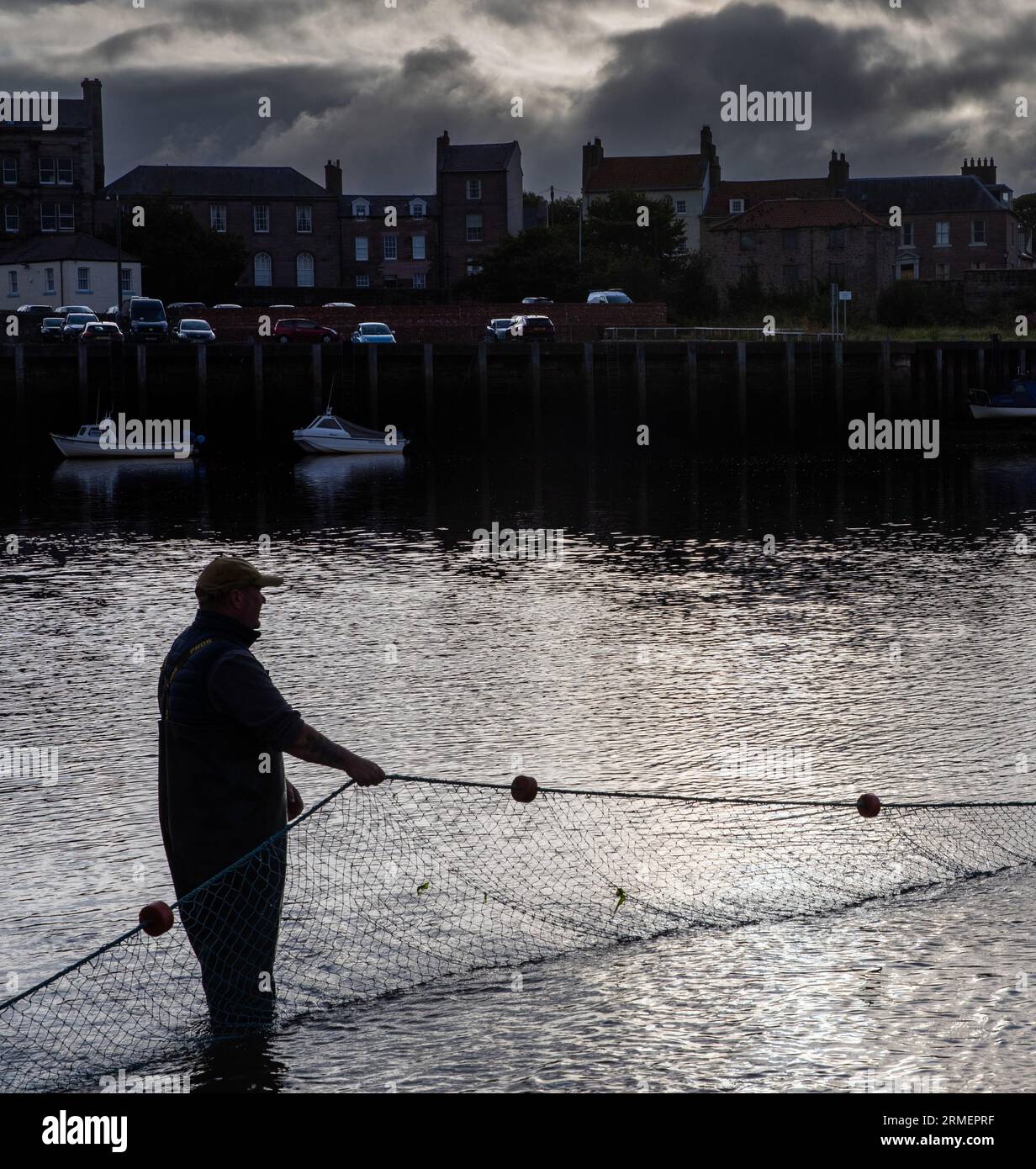 Traditionelle Lachsfischer fischen an der Mündung des Flusses Tweed, Berwick upon Tweed, Northumberland, England, Vereinigtes Königreich Stockfoto