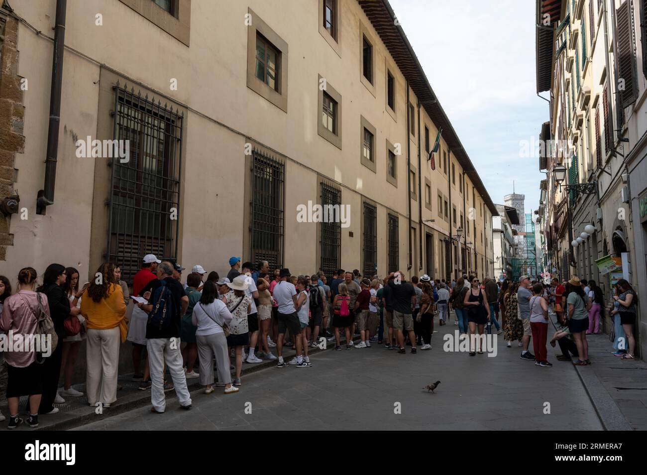 Lange Warteschlangen oder Warteschlangen von außen vor der Eröffnung in der Galleria dell'Accademia di Firenze oder der Galerie der Akademie von Florenz in Stockfoto