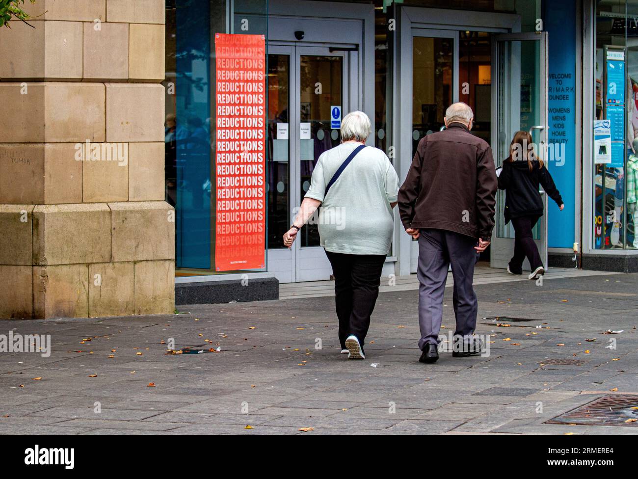 Dundee, Tayside, Schottland, Vereinigtes Königreich. 28. August 2023. Wetter in Großbritannien: Ein heller und kühler Augustmorgen in Dundee mit Temperaturen von bis zu 17 °C. Die Einheimischen verbringen den Feiertagmontag in Dundees Stadtzentrum und genießen das kühle Spätsommerwetter, während sie ihre täglichen Aktivitäten erledigen und mitten in Schottlands steigender Inflation im Spätsommer Schnäppchen kaufen. Quelle: Dundee Photographics/Alamy Live News Stockfoto