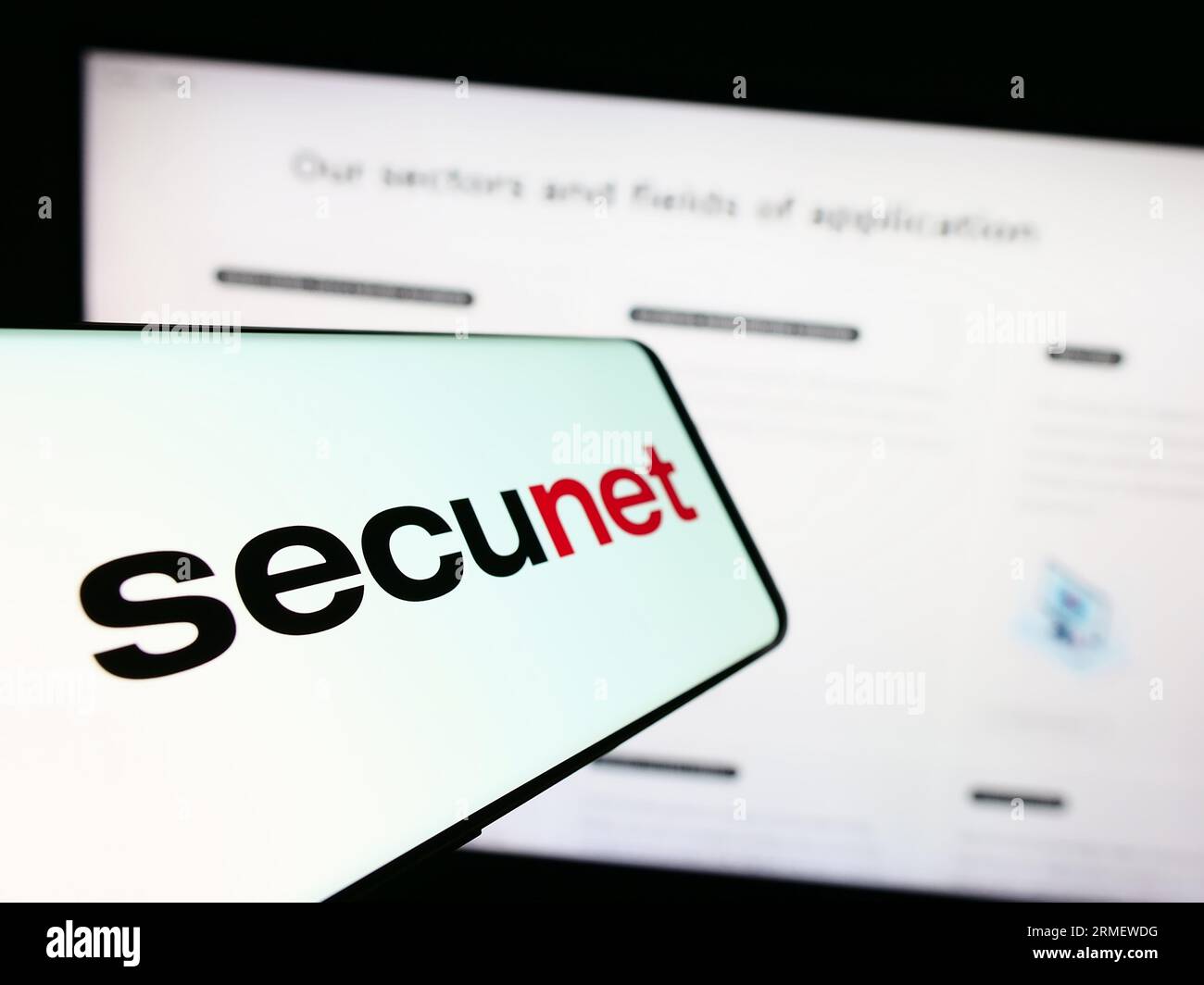 Smartphone mit Logo der secunet Security Networks AG auf dem Bildschirm vor der Website. Konzentrieren Sie sich auf die Mitte-links-Anzeige des Telefons. Stockfoto