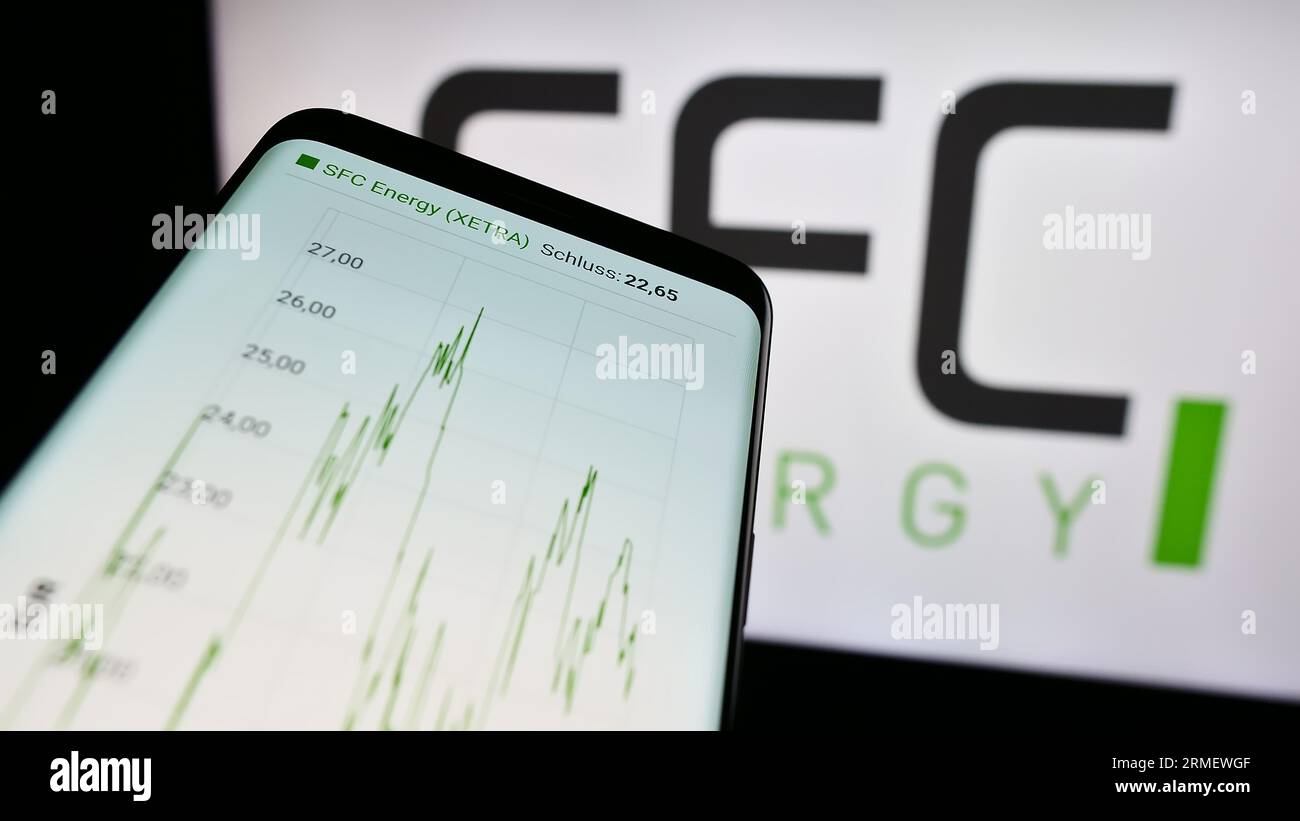Smartphone mit Website der SFC Energy AG auf dem Bildschirm vor dem Firmenlogo. Konzentrieren Sie sich auf die obere linke Ecke des Telefondisplays. Stockfoto