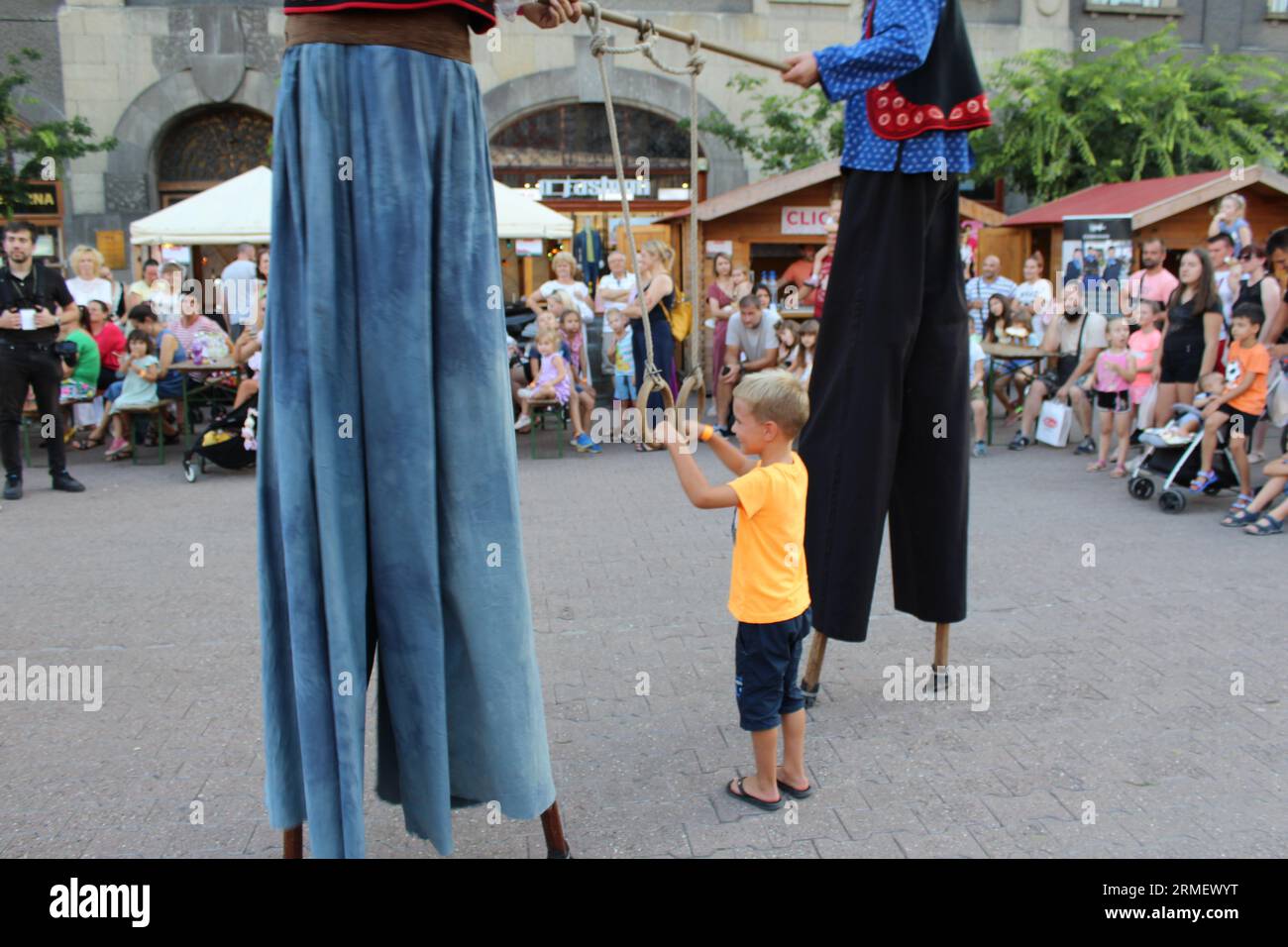 Stelzenläufer im Interetno-Festival Stockfoto