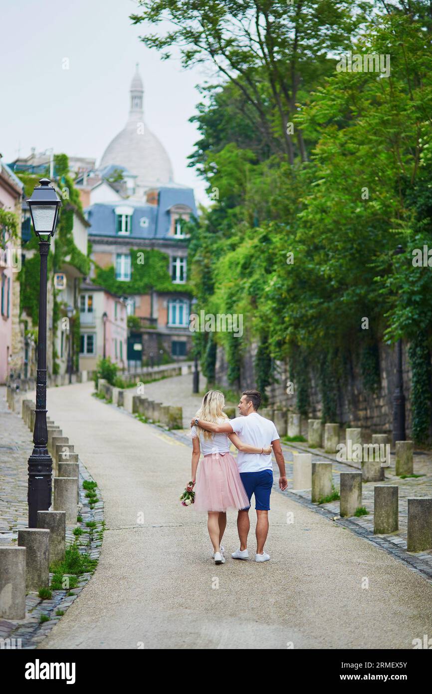 Romantisches Paar auf dem Montmartre in Paris, Frankreich Stockfoto