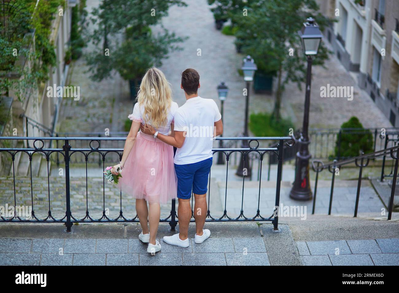 Romantisches Paar auf dem Montmartre in Paris, Frankreich Stockfoto