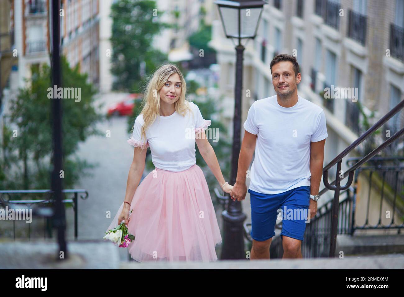 Romantisches Paar auf dem Montmartre in Paris, Frankreich Stockfoto