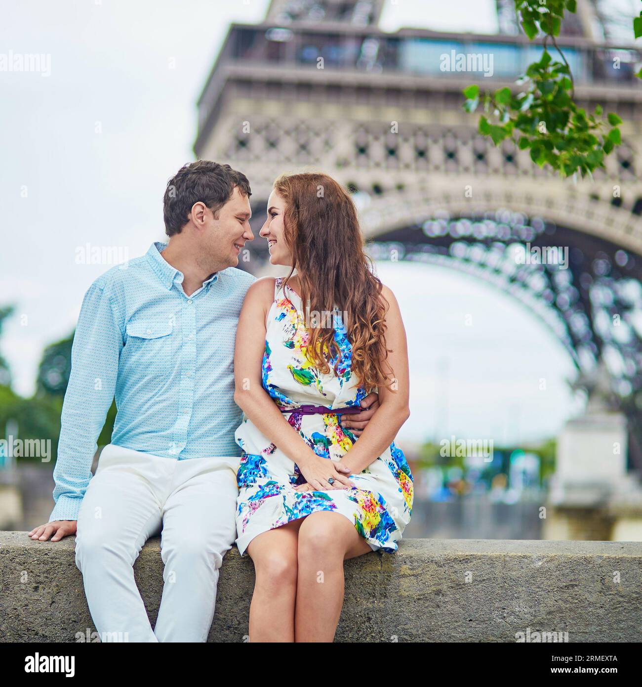 Ein liebendes Paar in Paris, das ein romantisches Date in der Nähe des Eiffelturms hat. Touristen, die Frankreich im Frühling oder Sommer besuchen Stockfoto