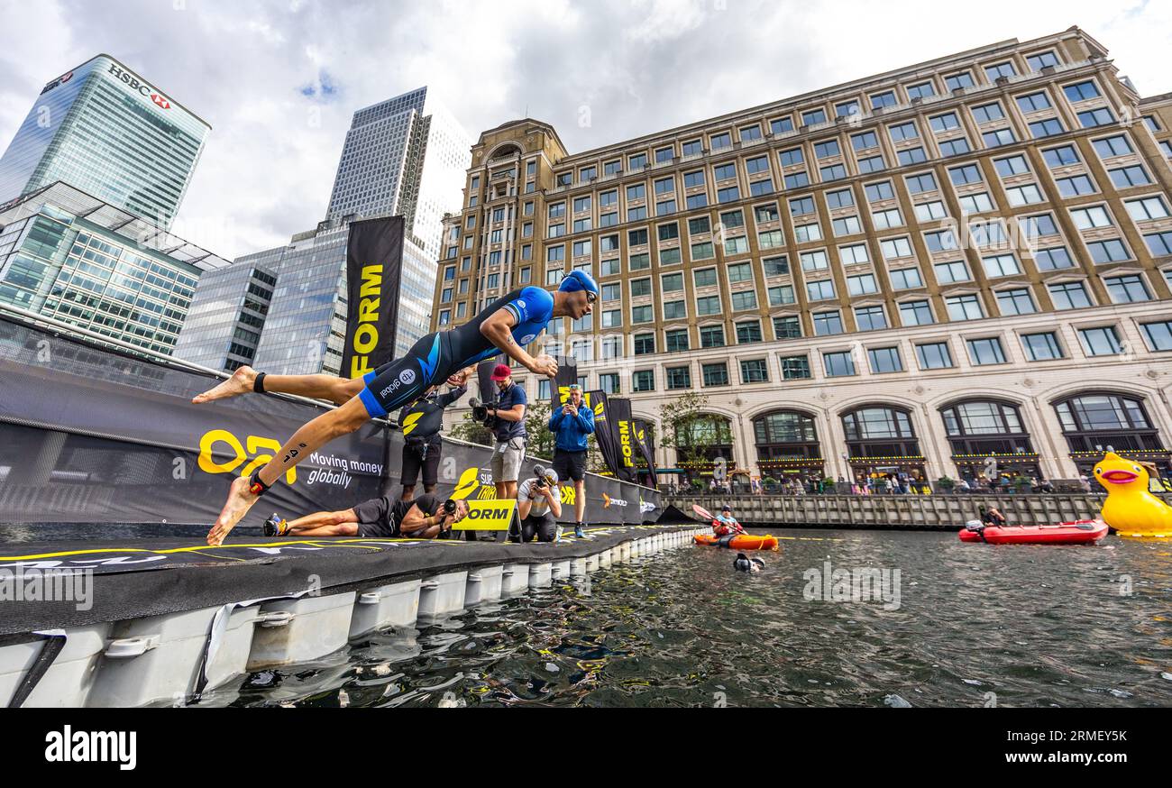 Alex Yee springt ins Wasser, als er bei der Super League Triathlon Championship Series 2023 in London an einem Herrenrennen teilnimmt. Bilddatum: Sonntag, 27. August 2023. Stockfoto