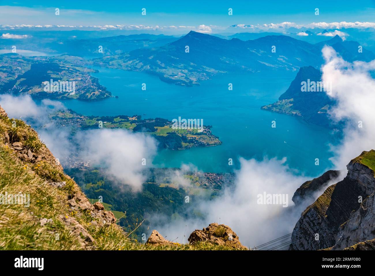 Malerischer Blick auf den Vierwaldstättersee vom Gipfel des Oberhauptes, einem der Gipfel des berühmten Pilatus. Der See im Zentrum... Stockfoto