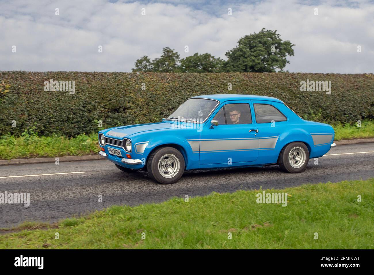1974 70er Jahre Blue Ford Escort L Car Benzin 1600 ccm; Reisen auf Landstraßen in Congleton, Großbritannien Stockfoto