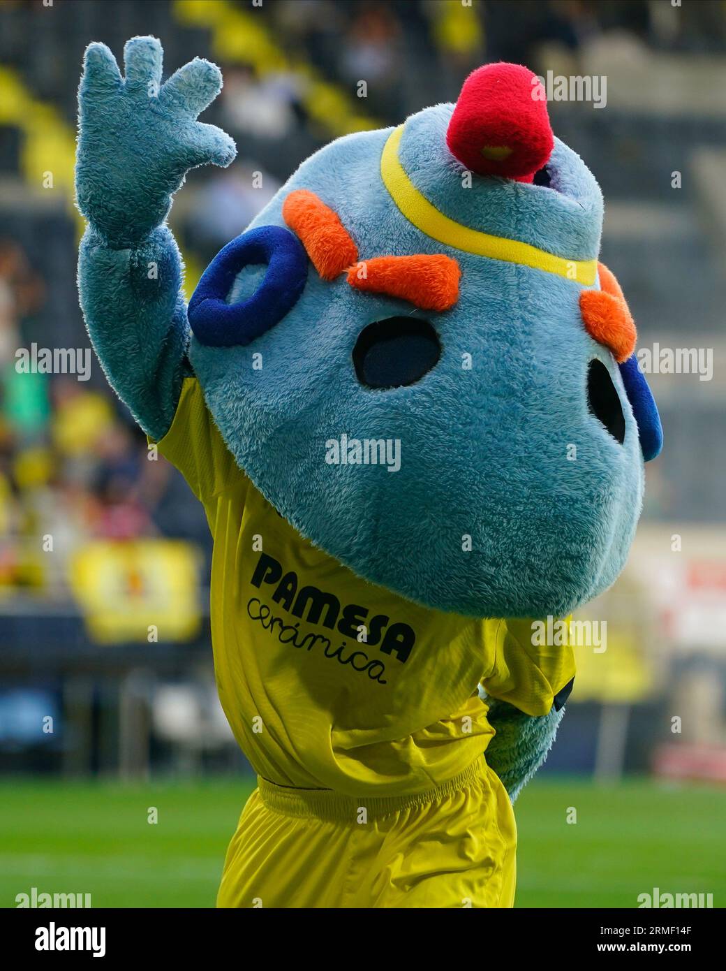 Villarreal, Spanien. 27. August 2023. Villarreal CF-Maskottchen während des La-Liga-Spiels zwischen Villarreal CF und FC Barcelona spielte am 27. August im La Ceramica Stadium in Villarreal, Spanien. (Foto: Alex Carreras/PRESSINPHOTO) Credit: PRESSINPHOTO SPORTS AGENCY/Alamy Live News Stockfoto