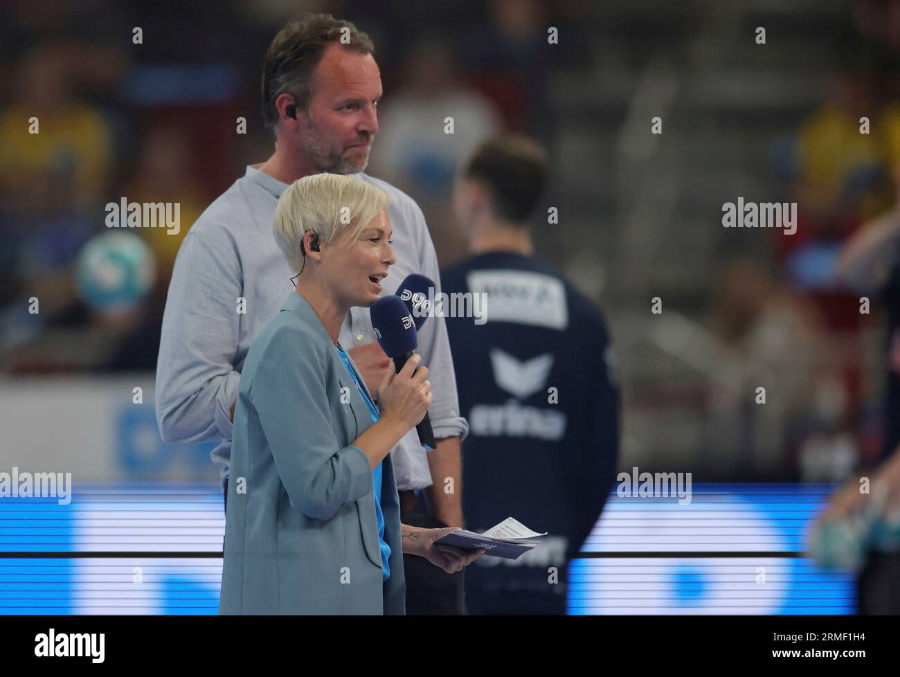 firo: 23/2023 1. Bundesliga-Handball-Supercup-Endspiel Männer THW Kiel - Rhein Neckar Lowen. DYN, Axel Springer, neuer Sportkanal, Handballgetriebe, Anett Sattler. Stockfoto