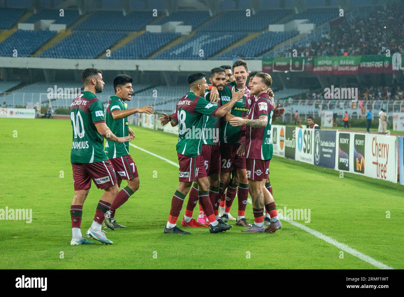 Kalkutta, Indien. 27. August 2023. Mohunbagan Super Giants erreicht das Durand-23-Fußballturnier im Halbfinale, indem er am 27. August 2023 im vierten Viertelfinale des VYBK (Vivekananda Yuva Bharti Krirangan), Salt Lake, Kolkata, mit 3-1 Margen gegen den FC Mumbai City schlägt. Jason Cummings(P), Manvir Singh und Anwar Ali erzielten die Siegertreffer für Mohunbagan, während Jorge Pereyra Diaz den Trost für Mumbai City FC erzielte. Die MBSG-Spieler feiern nach dem 1. Tor von Jason Cummings. (Foto: Amlan Biswas/Pacific Press/SIPA USA) Credit: SIPA USA/Alamy Live News Stockfoto