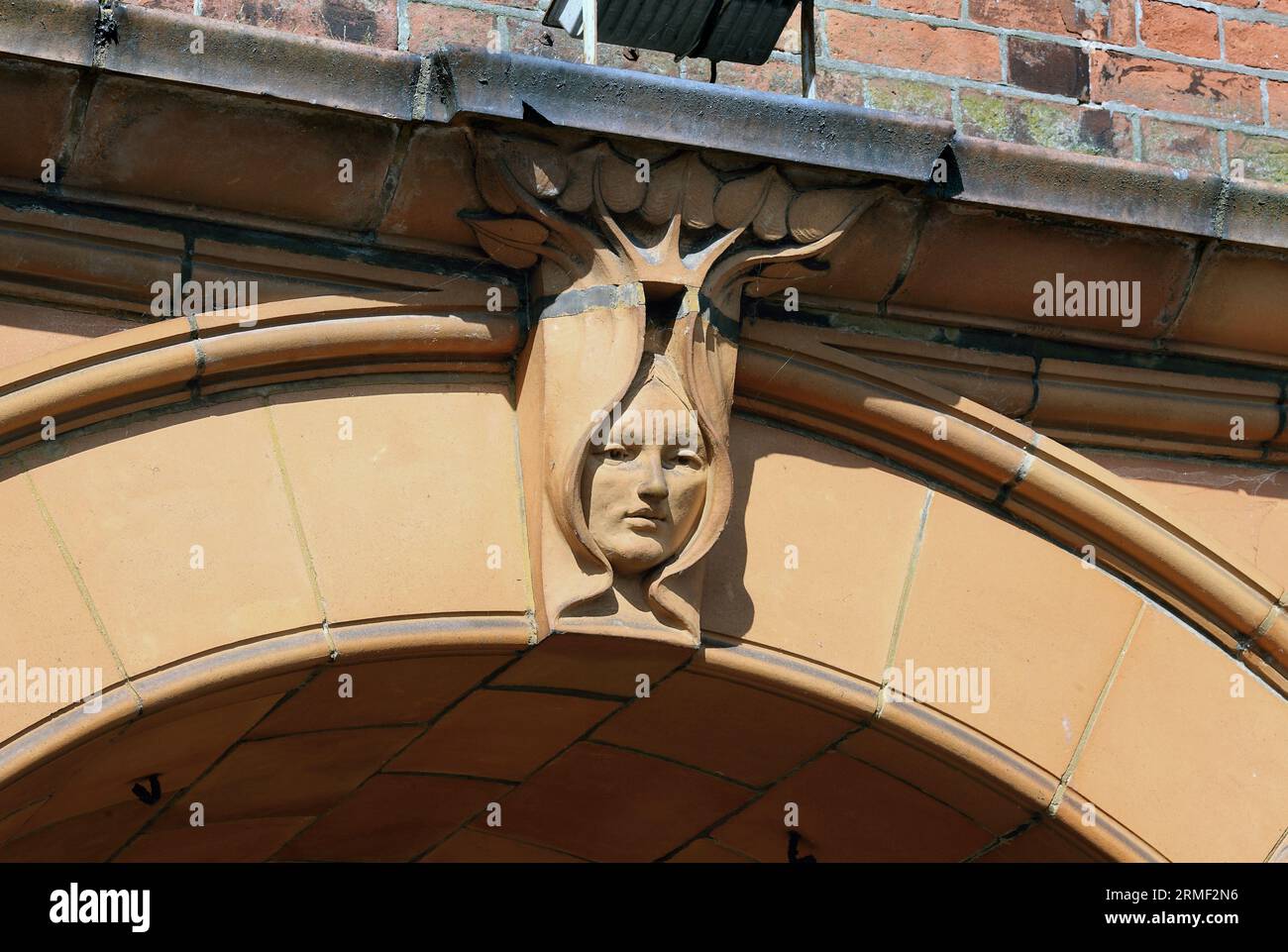 Nahaufnahme der Fassade des Great Yarmouth Hippodrome, die einen Bogenpfeiler in Form eines Jugendstilkopfes zeigt, der von Blättern eingerahmt ist. Stockfoto