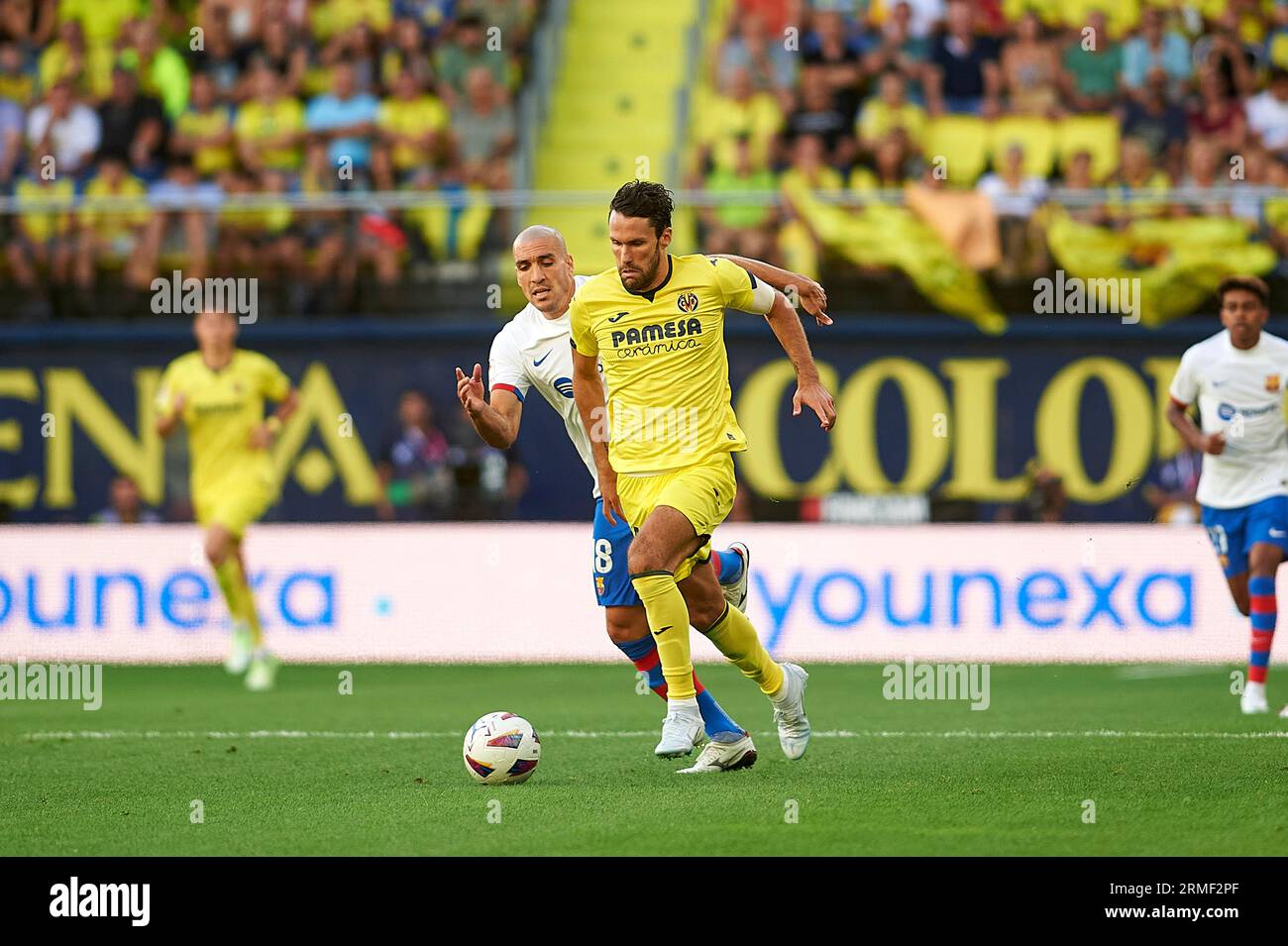 Alfonso Pedraza von Villarreal CF, Oriol Romeu von Barcelona CF in Aktion während der Regular Season Runde 3 der La Liga EA Sport zwischen Villareal CF und FC Barcelona im Ceramica Stadion. Villareal CF 3 : 4 FC Barcelona. (Foto: Germán Vidal/SOPA Images/SIPA USA) Stockfoto