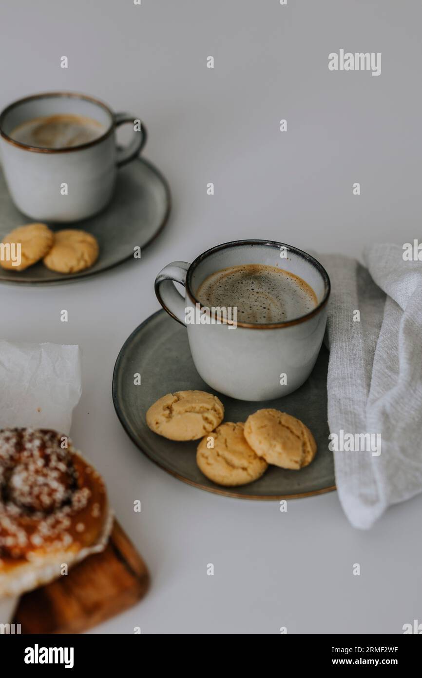 Kaffee mit frisch gebackenen Keksen auf dem Tisch Stockfoto